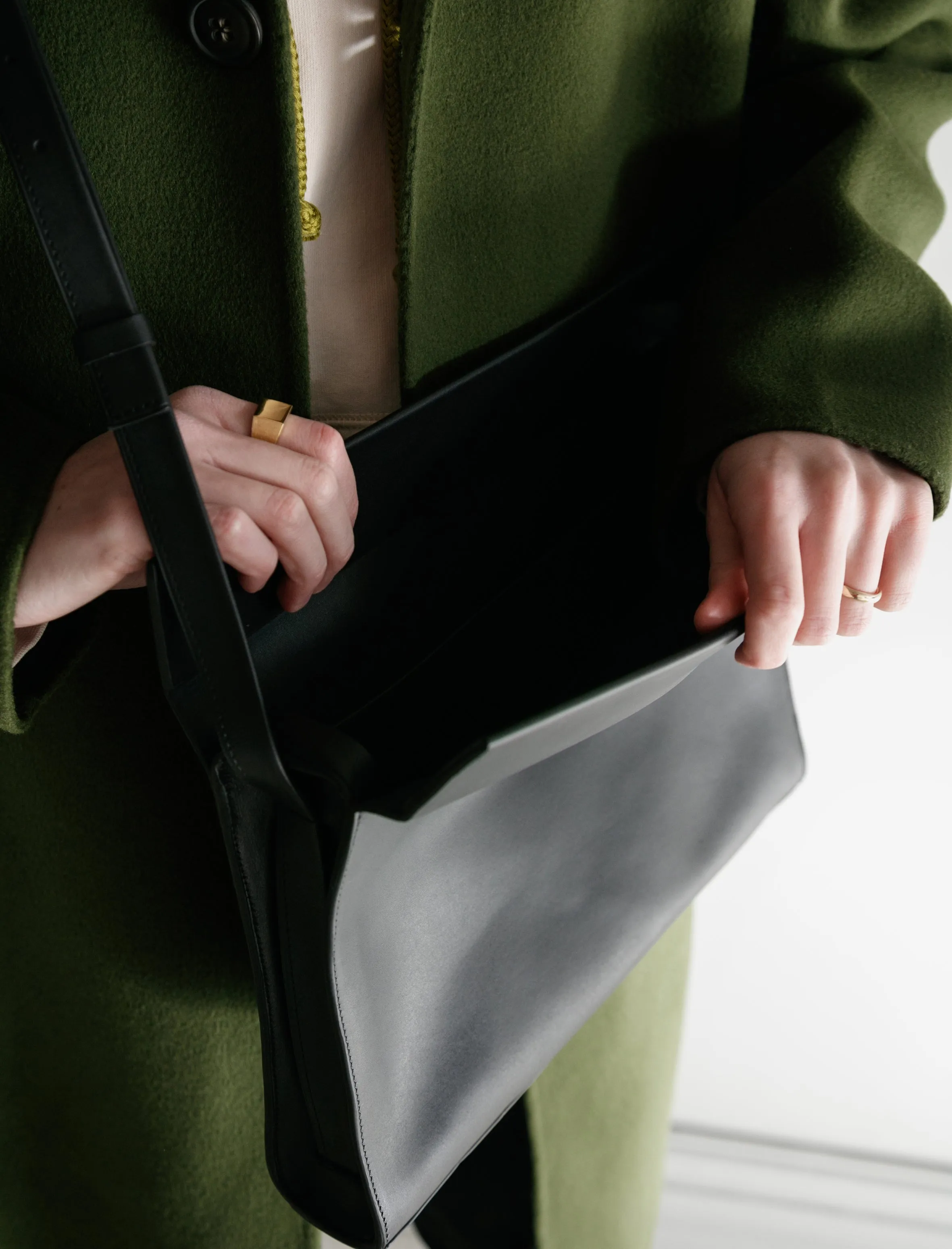 987 Hitchcock Messenger Bag Black Double Calf
