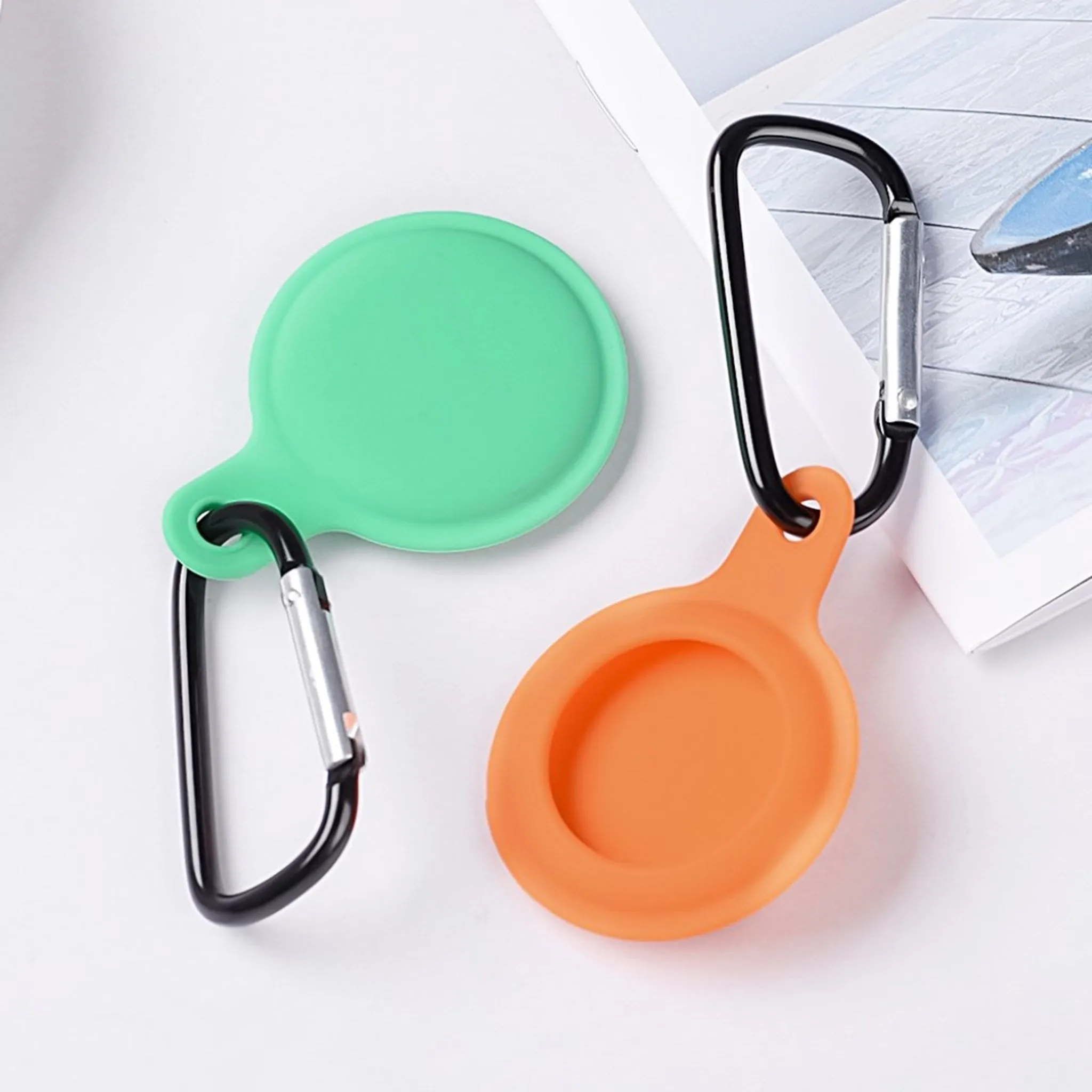 AirTags soft silicone cover with hook - Green