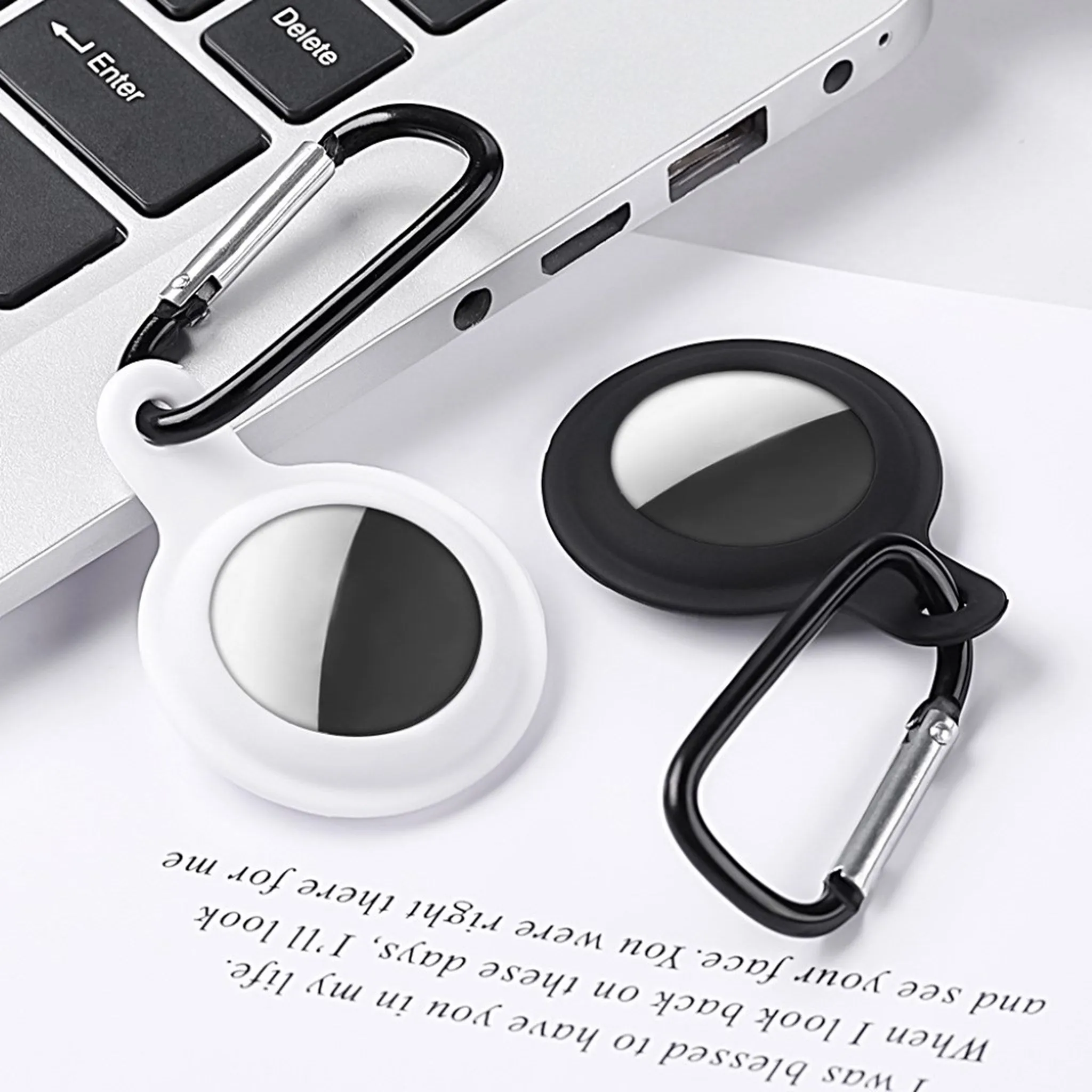 AirTags soft silicone cover with hook - Green