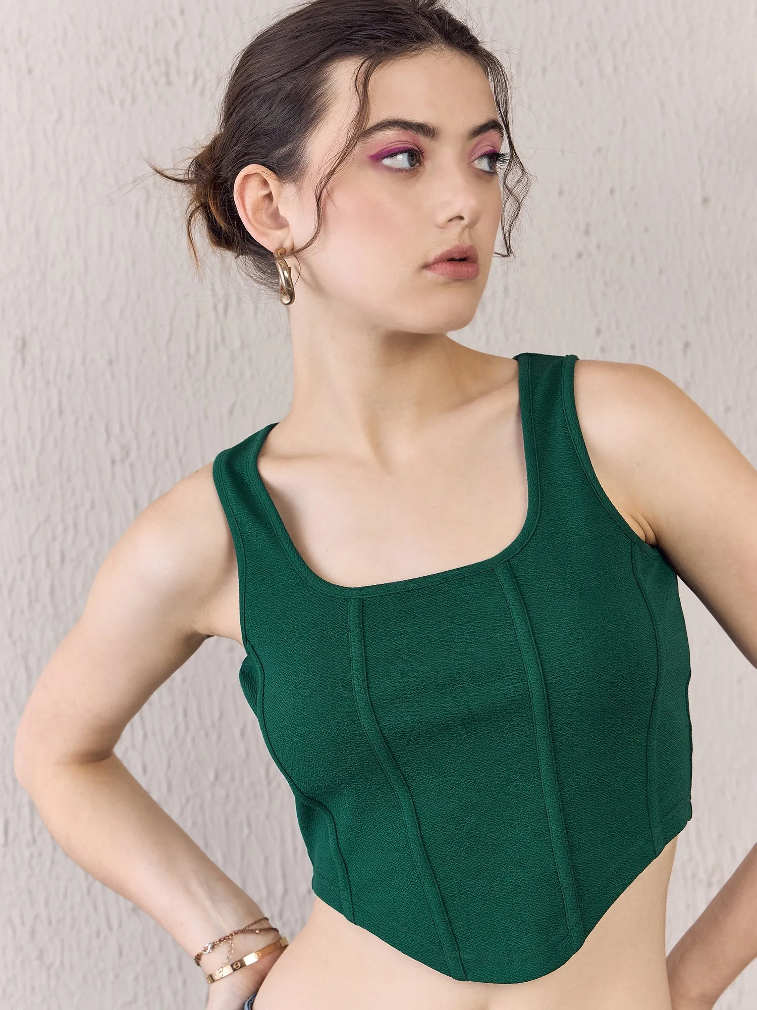 Berrylush Women Solid Green Square Neck Sleeveless Hanky Hem Cropped Tank Top