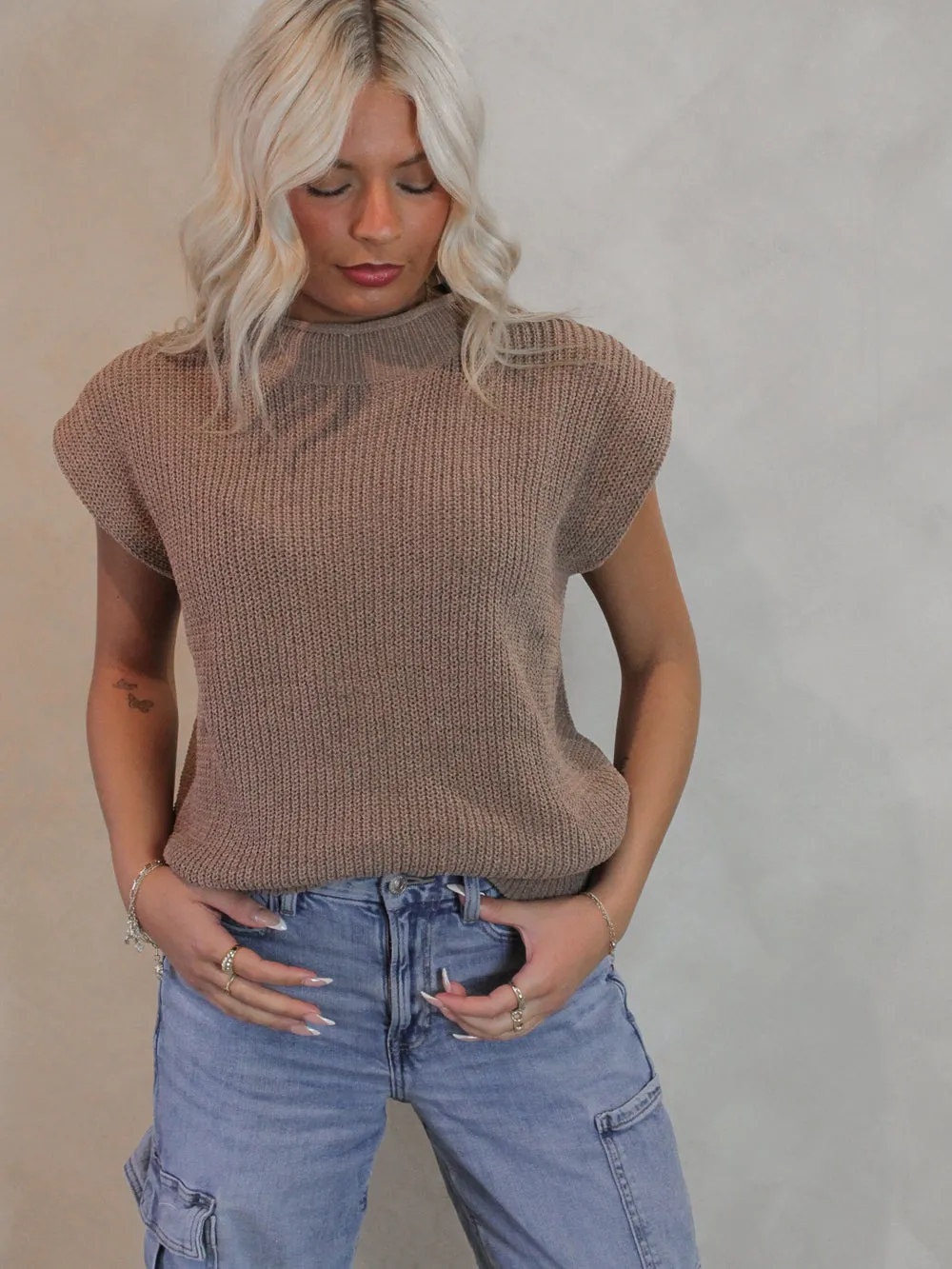 CHIC SLEEVELESS SWEATER