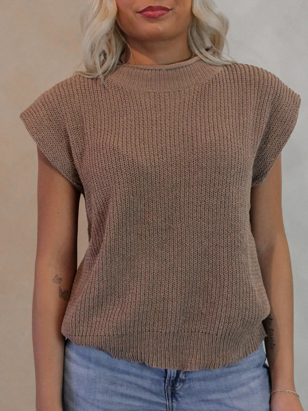 CHIC SLEEVELESS SWEATER