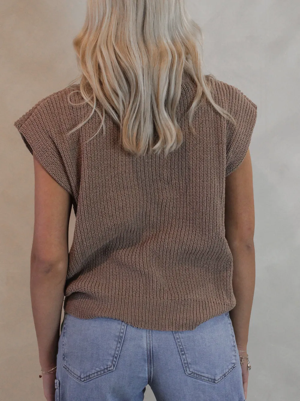CHIC SLEEVELESS SWEATER