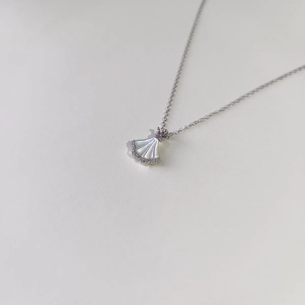Elegant Shell Necklace in 925 Sterling Silver