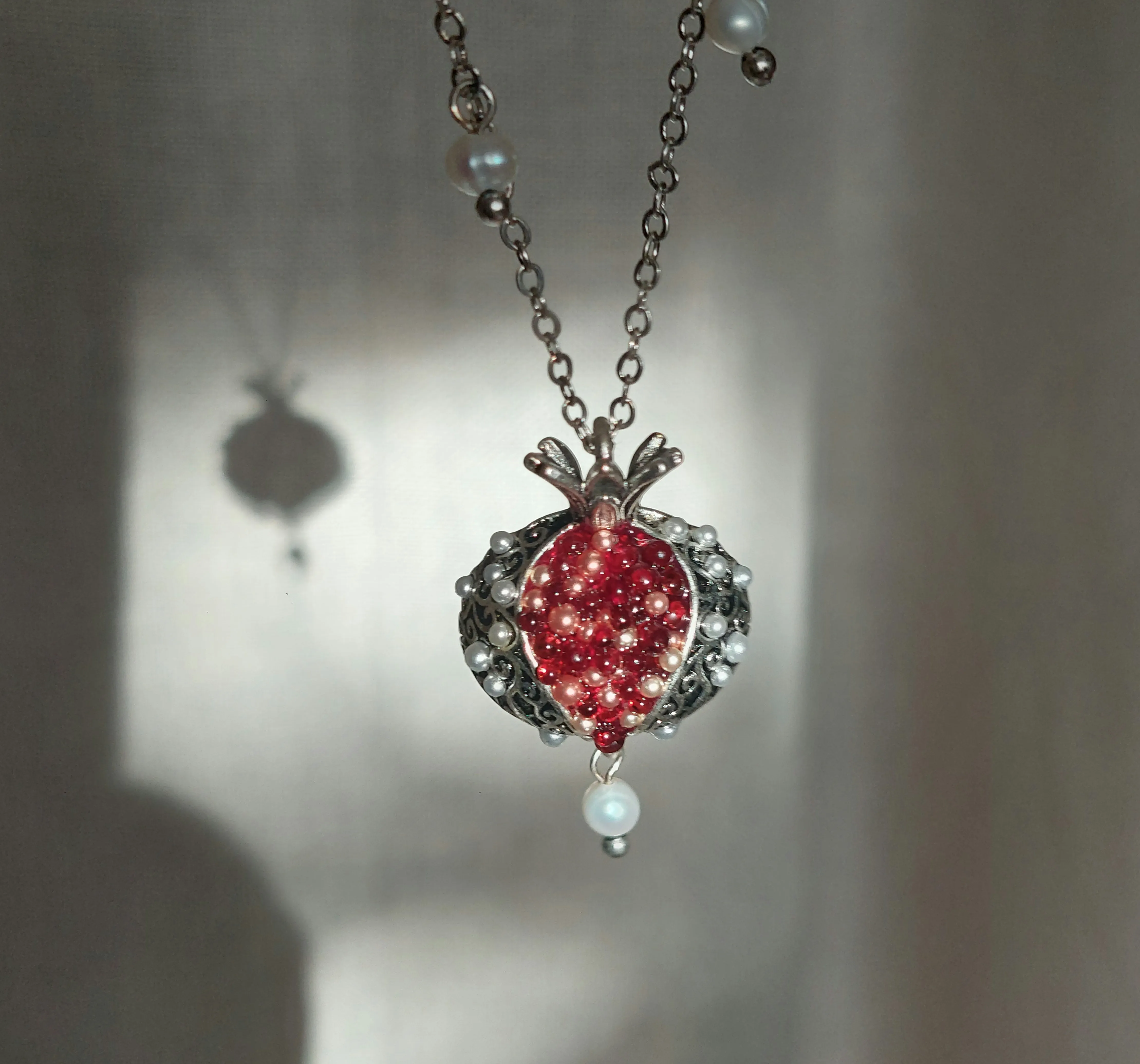 Pomegranate necklace set with pearls