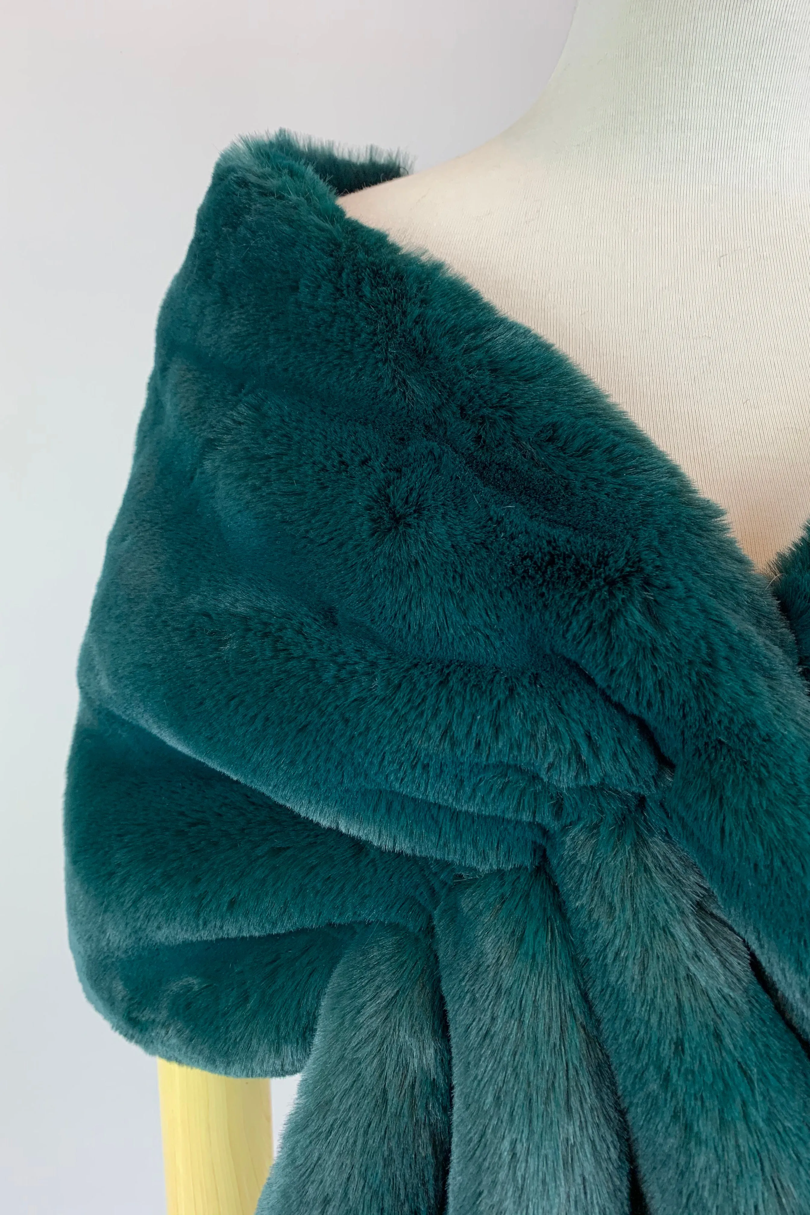 Vintage Green Faux Fur Bridal Cape (Audrey 05)